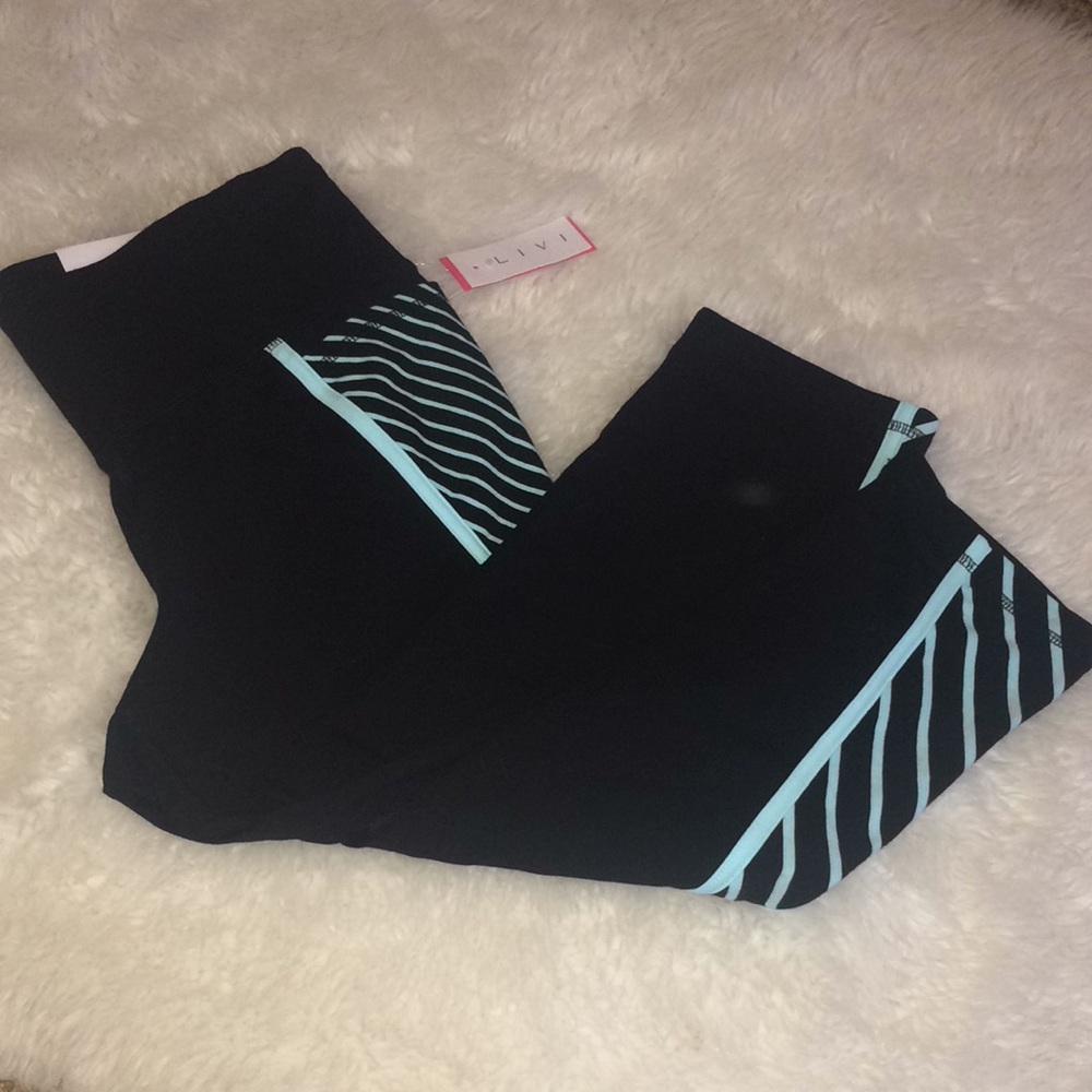 Livi Active by Lane Bryant Capri Leggings